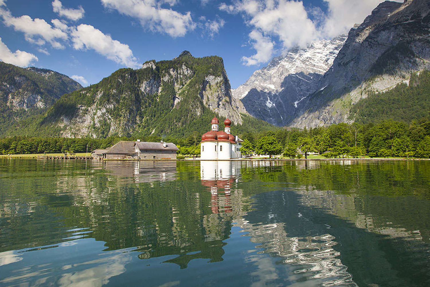 Blick über den Königssee zur Wallfahrtskirche St. Bartholomä mit Watzmann-Ostwand