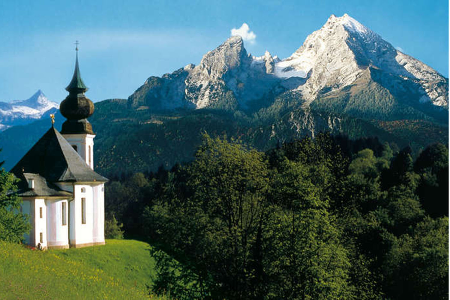 Blick über die Kirche von Maria Gern mit dem Watzmann