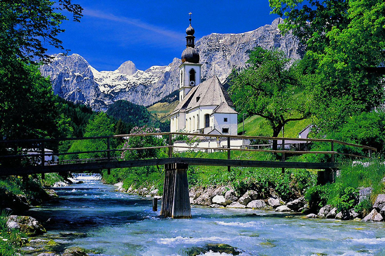 Blick über die Ramsauer Ache mit dem Brückerl vor der Ramsauer Kirche