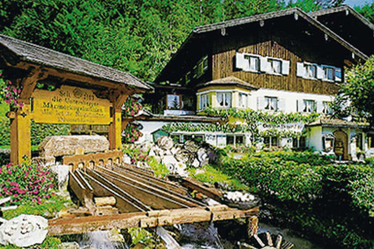 Blick über die wasserbetriebene Kugelmühle mit dem Gasthaus zur Kugelmühle